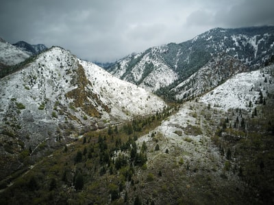 白昼白云下的雪山